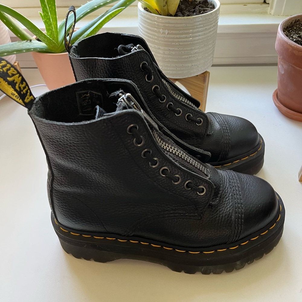 Dr. Martens Sinclair boots sz 7 PreOwned